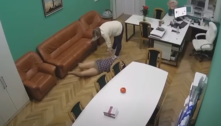 Мережу шокували кадри скандального застілля у КМДА: посадовці гуляли до нестями прямо на робочих місцях (Відео)