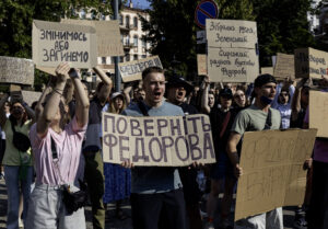 Спонсори «картонного Майдану»: хто платить за захист крісла Федорова